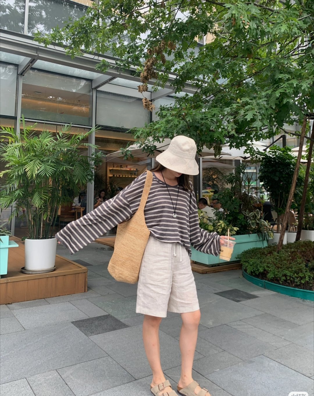 懒人整穿搭全靠AI代劳我发现好多人把穿搭搞得太复杂了。又是叠穿又是配饰，累不累？