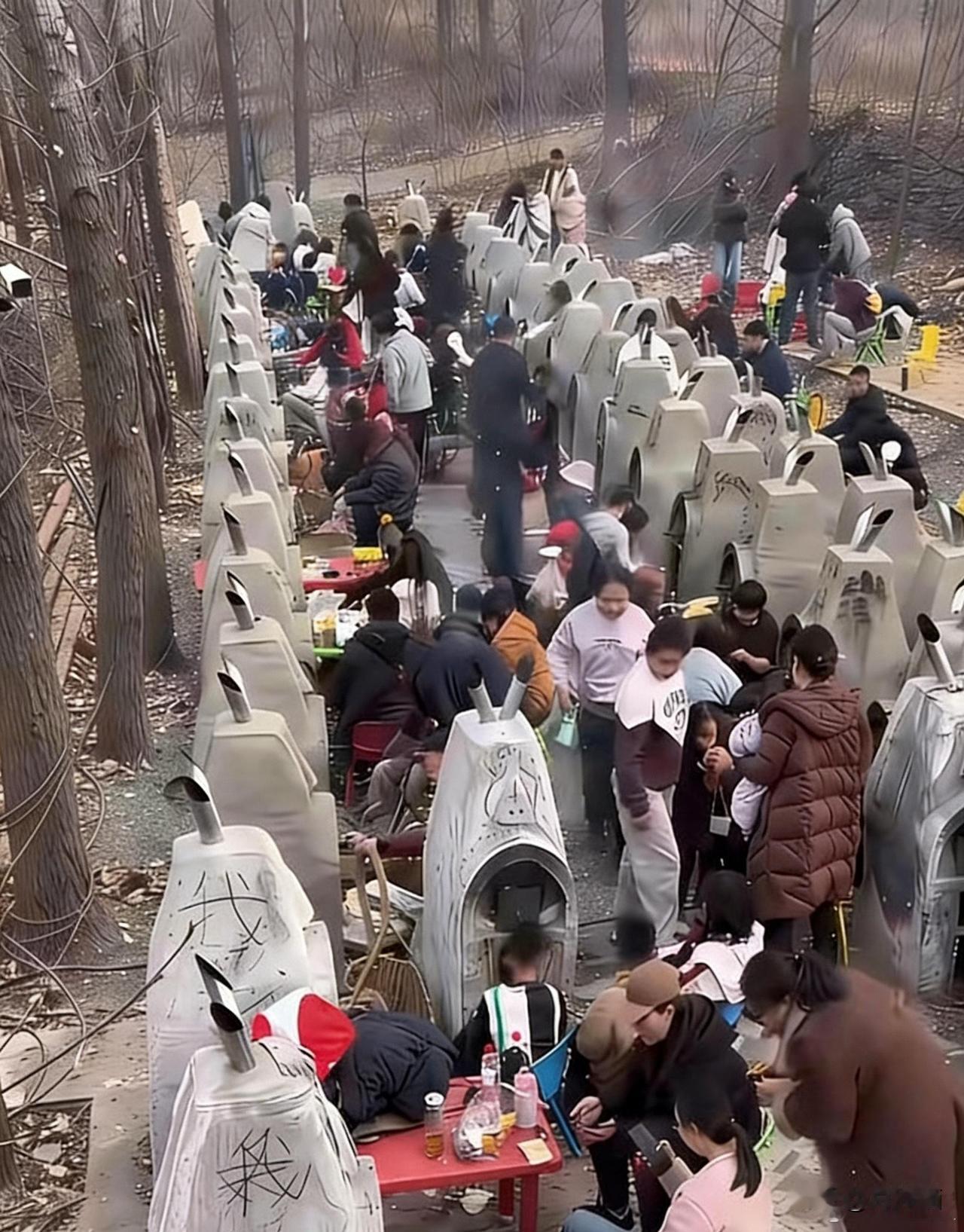 户外野餐堪称让快乐翻倍的妙方！瞧瞧康巴什百康桥草坪上举办的亲子野餐活动，那场面，