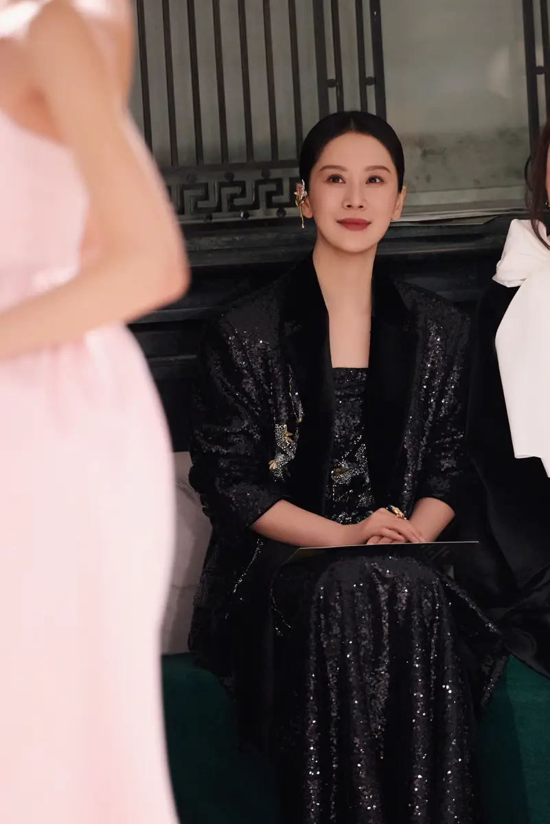 海清穿黑亮片鱼尾裙身段曼妙利落冷调光影下干练又妩媚