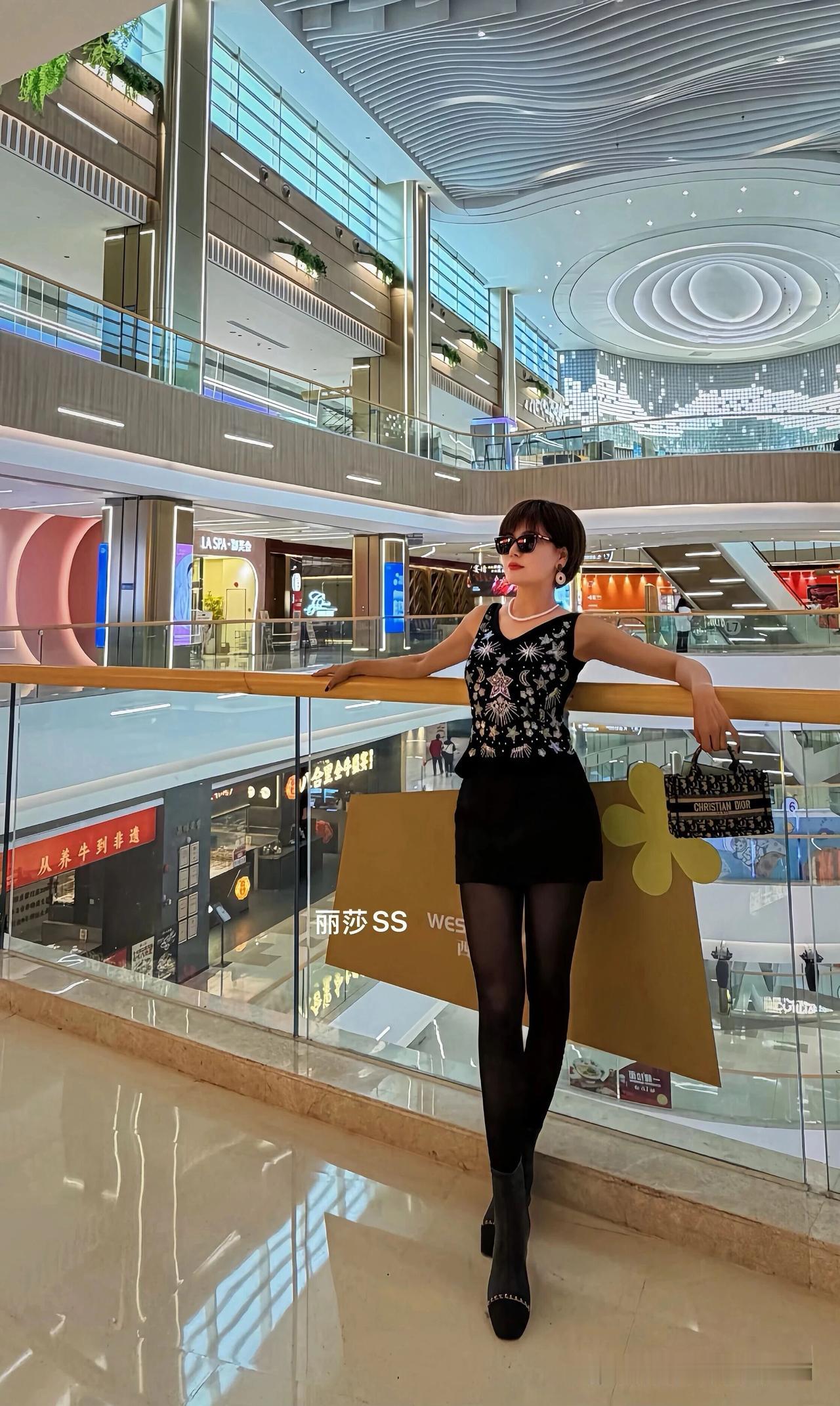 穿搭日常分享镶钻亮片背心搭配短裙