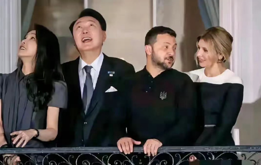去年的白宫，拜登在楼下打瞌睡，他们在二楼撒狗粮现在，有一对要进去了。另一对，时