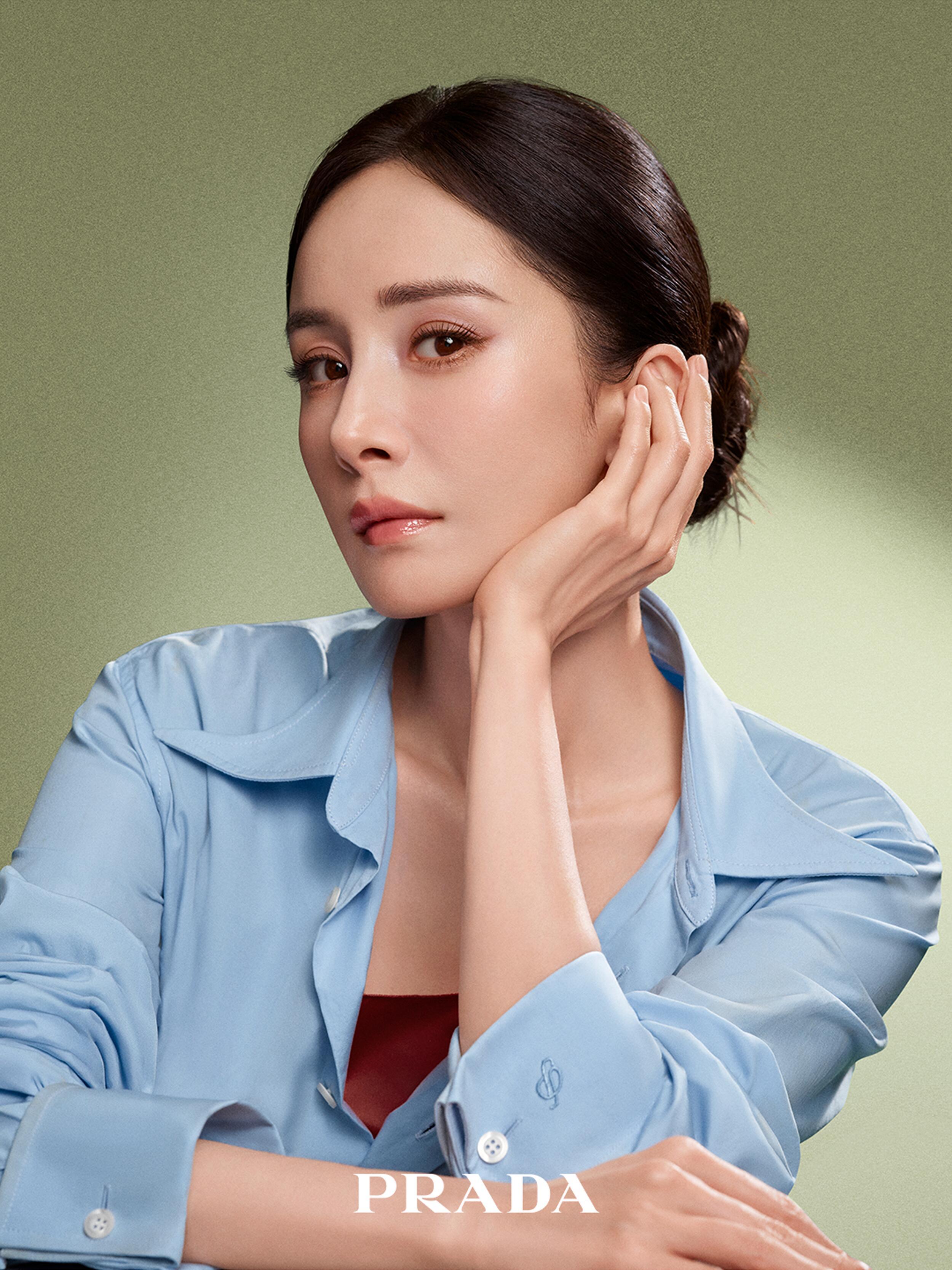 杨幂inPRADA｜杨幂出镜Prada全新香水宣传大片，单身衬衫搭配薄纱拼接