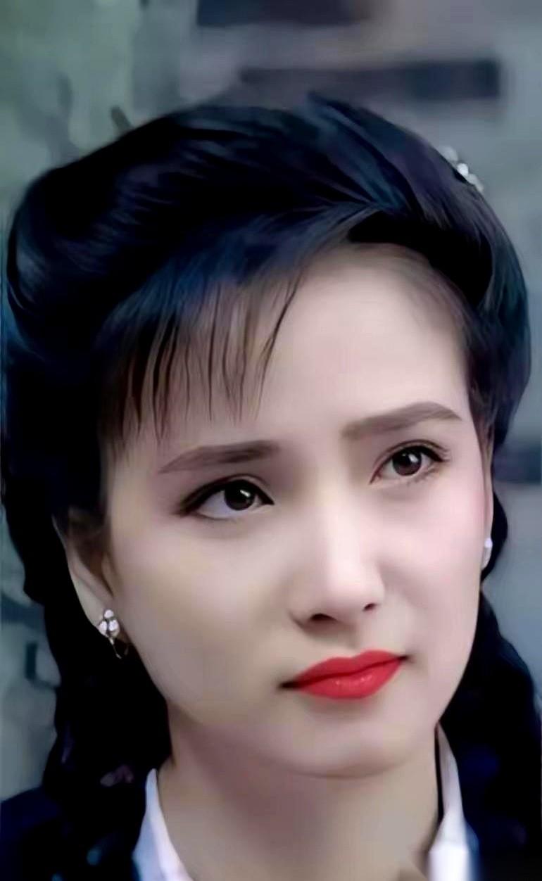 到头来，能给你托底的，既不是你爱过的男人，也不是你生过的娃。一代古典美人何晴，