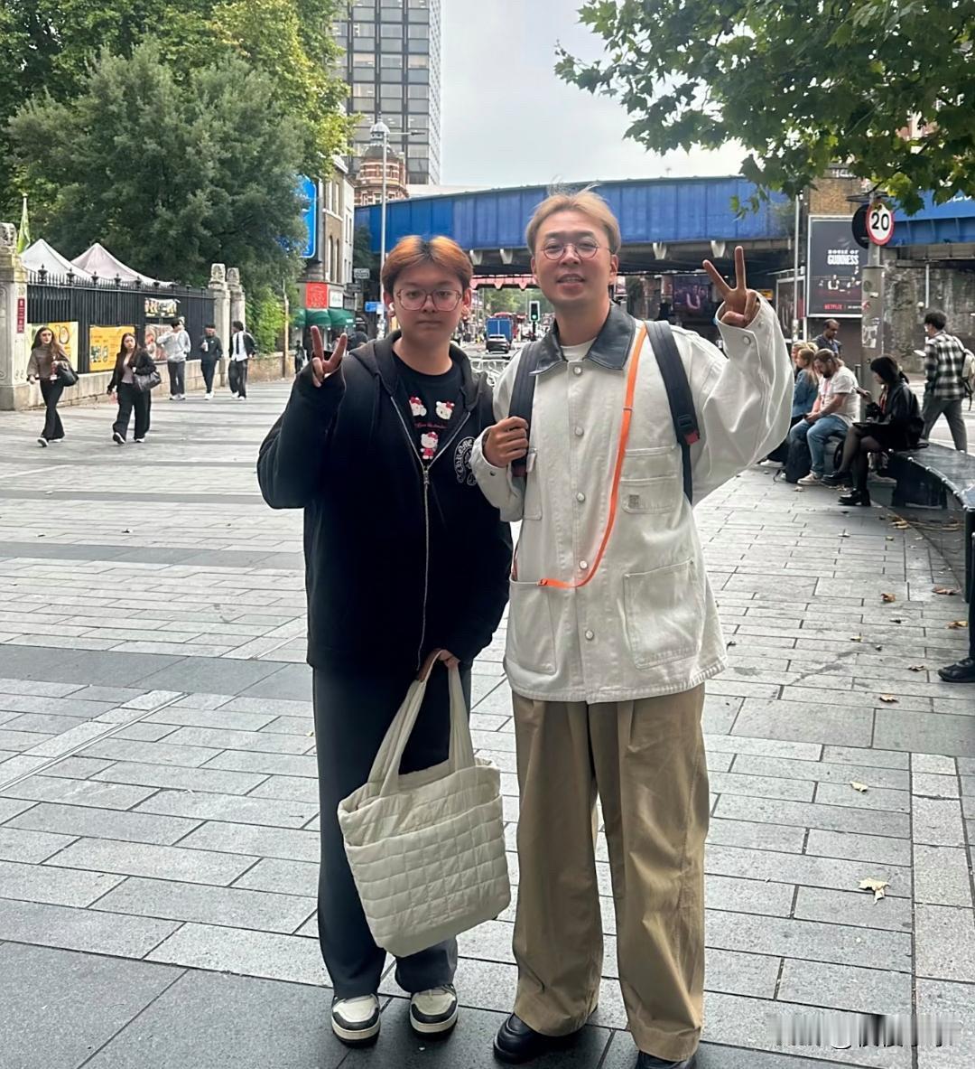 杜海涛在英国伦敦留学被偶遇，他一个人坐地铁出行，穿衣打扮时尚，还染了一头黄毛，看