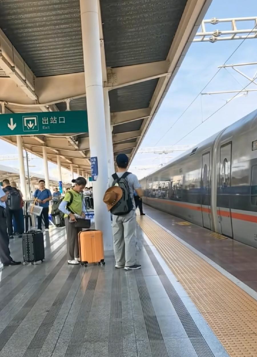 南宁高铁站旅客跳轨自杀。3点看法：1、通报只说成年男性旅客，没说姓氏、年龄，到
