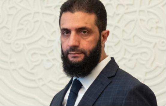 谁能料到，被制裁压得直不起腰的叙利亚，居然靠一个“机灵鬼”朱拉尼，硬生生从地狱爬