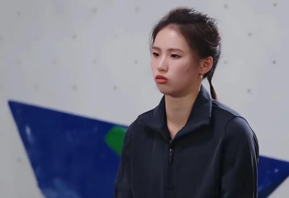 **钩子句：我删掉所有说她坏话的评论，不是大度，是怕她“死”。**昨天又有