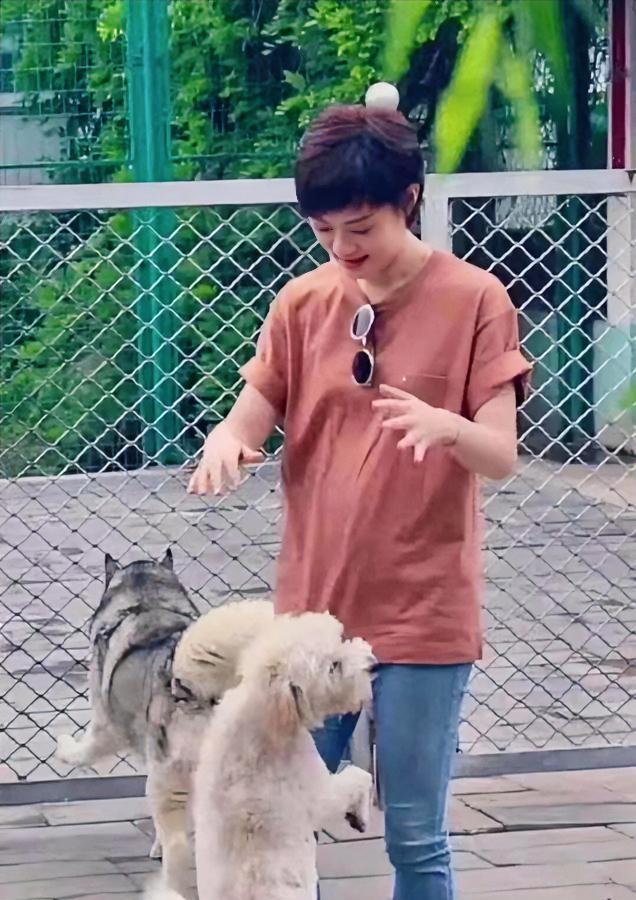孙俪小区遛狗，穿着休闲，素颜示人，与狗狗互动有爱，展现生活的本真模样，自在、亲切