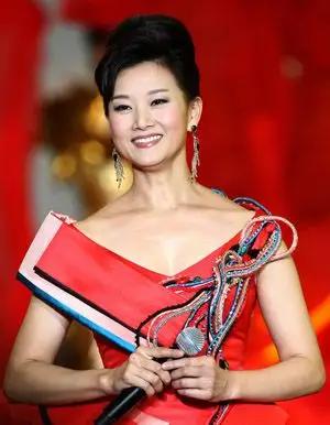 连续二十四次登上春晚舞台、手握高级别体制身份的顶流歌唱家宋祖英，在遭遇单位撤编、