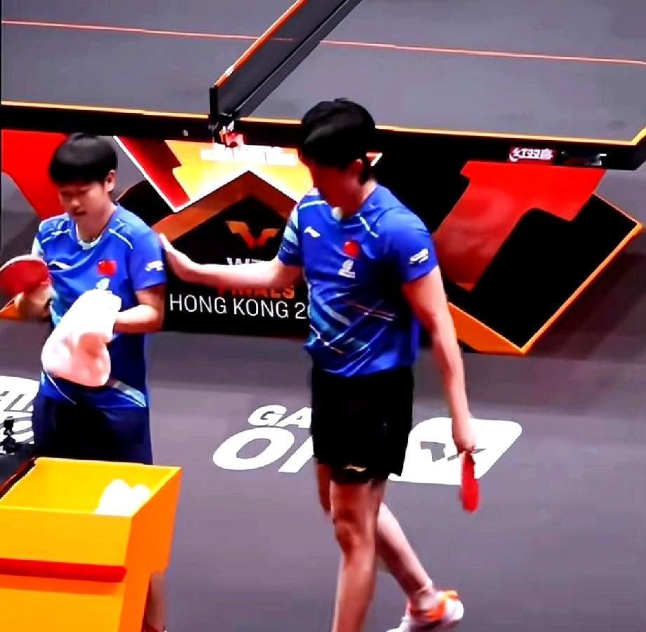 球拍裂了照样夺冠，这默契简直是玄学！多哈世乒赛上，王楚钦的拍子胶皮突然开裂！