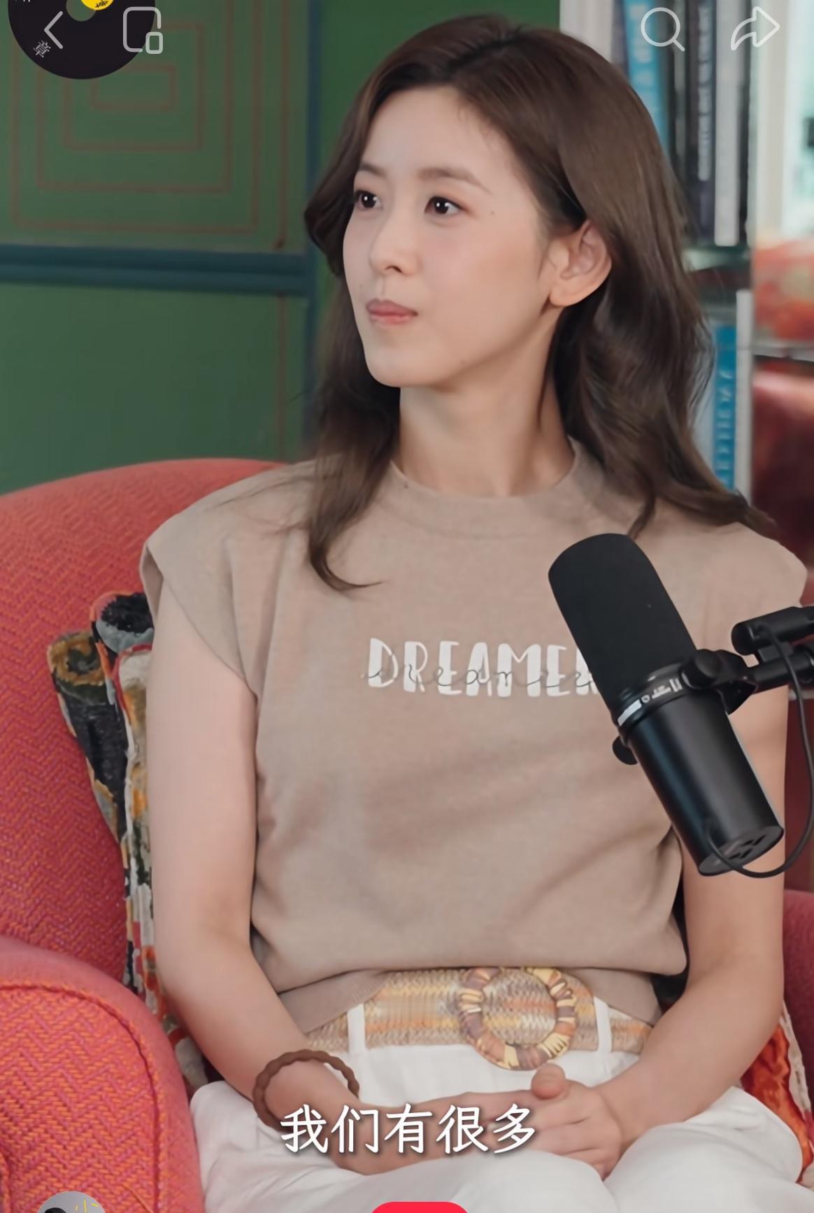 32岁的章泽天近日推出个人播客节目，首期嘉宾邀请到知名演员刘嘉玲。1月12日