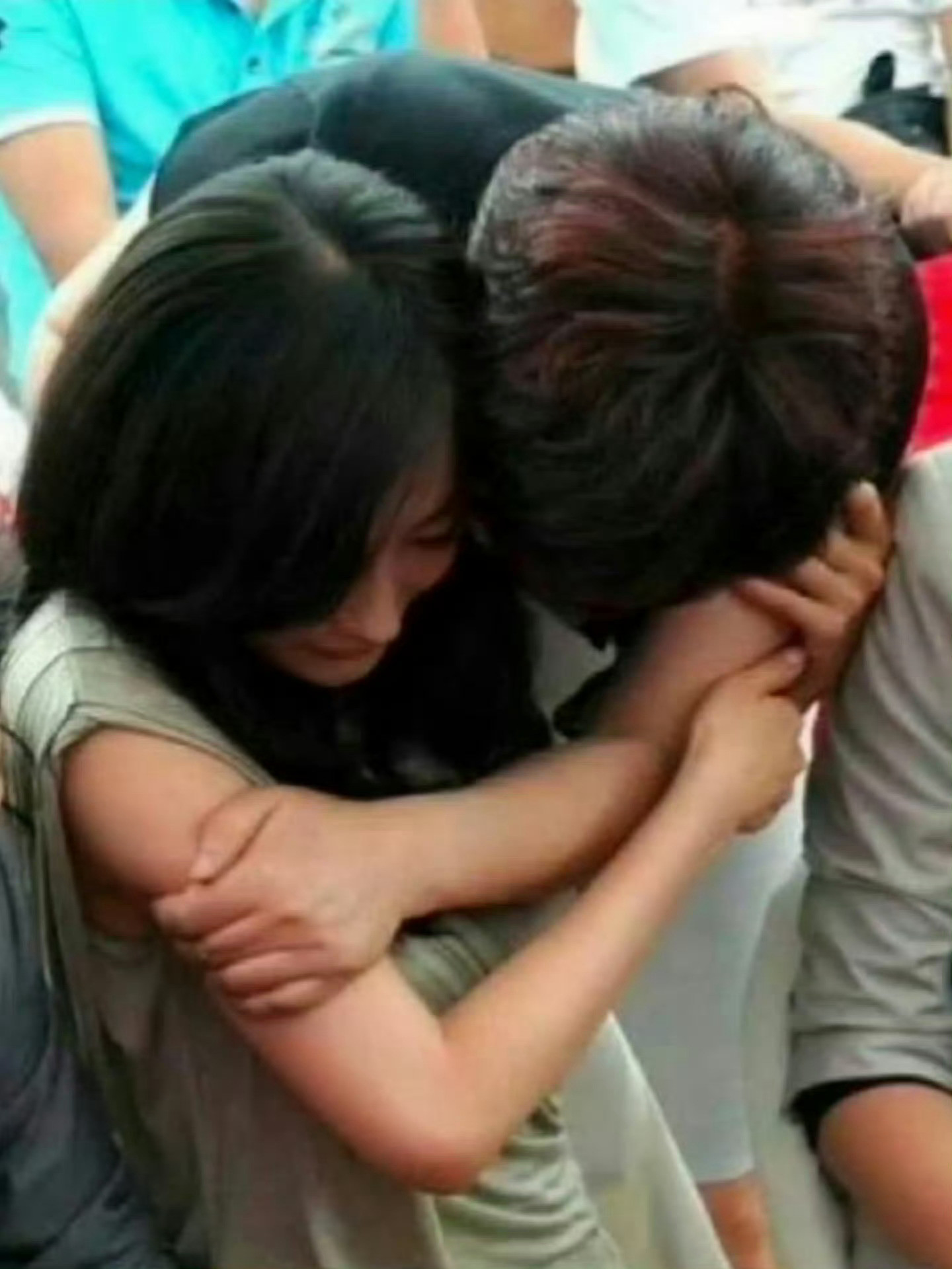 当年这张图片被有心人乱传成杨幂当众被投资人揩油，然而真相是……投资人是女的