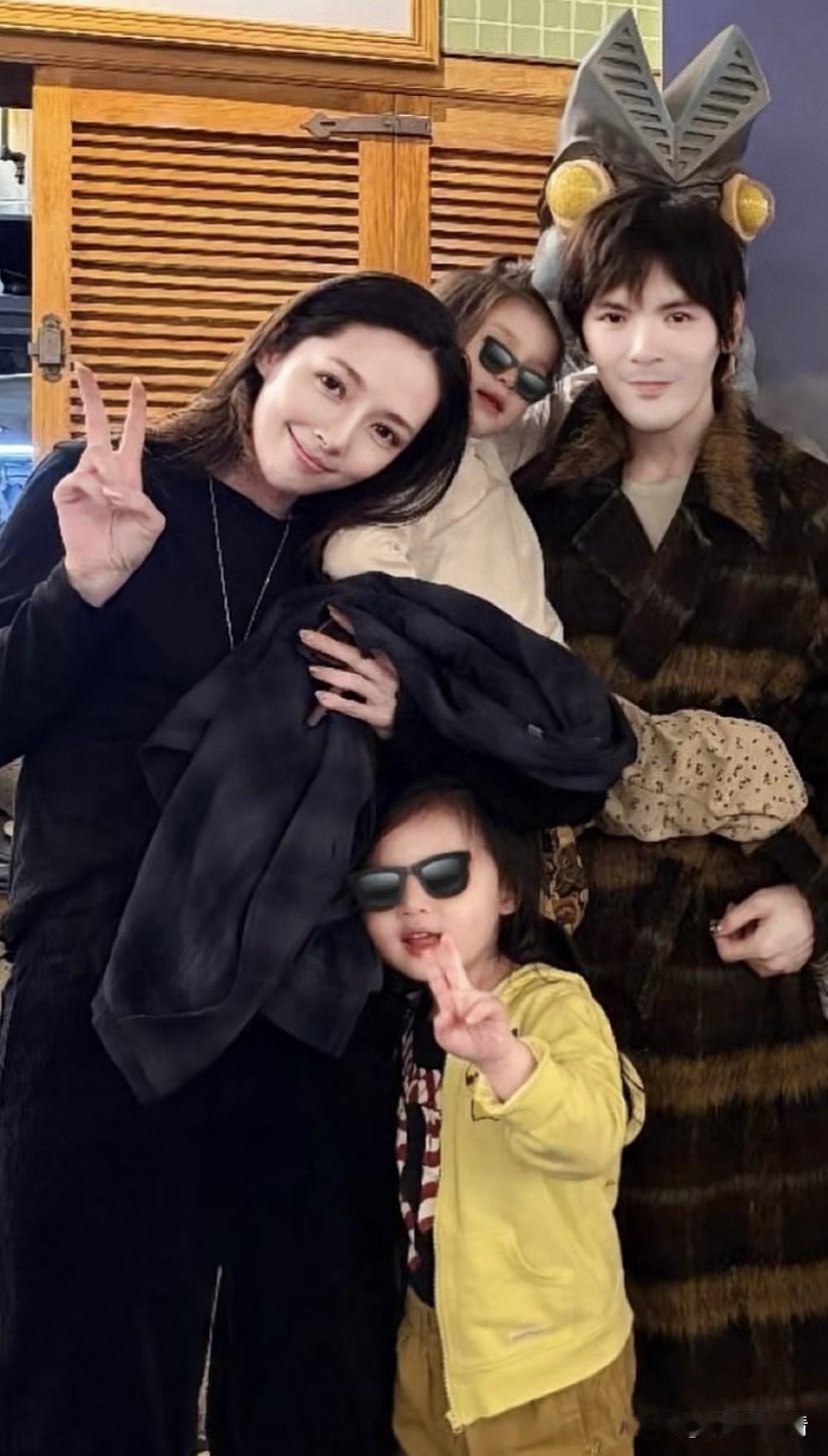 向佐一家台湾团聚，向佐一人抱俩娃，郭碧婷在一旁观看，温柔的笑。向佐儿子留长发