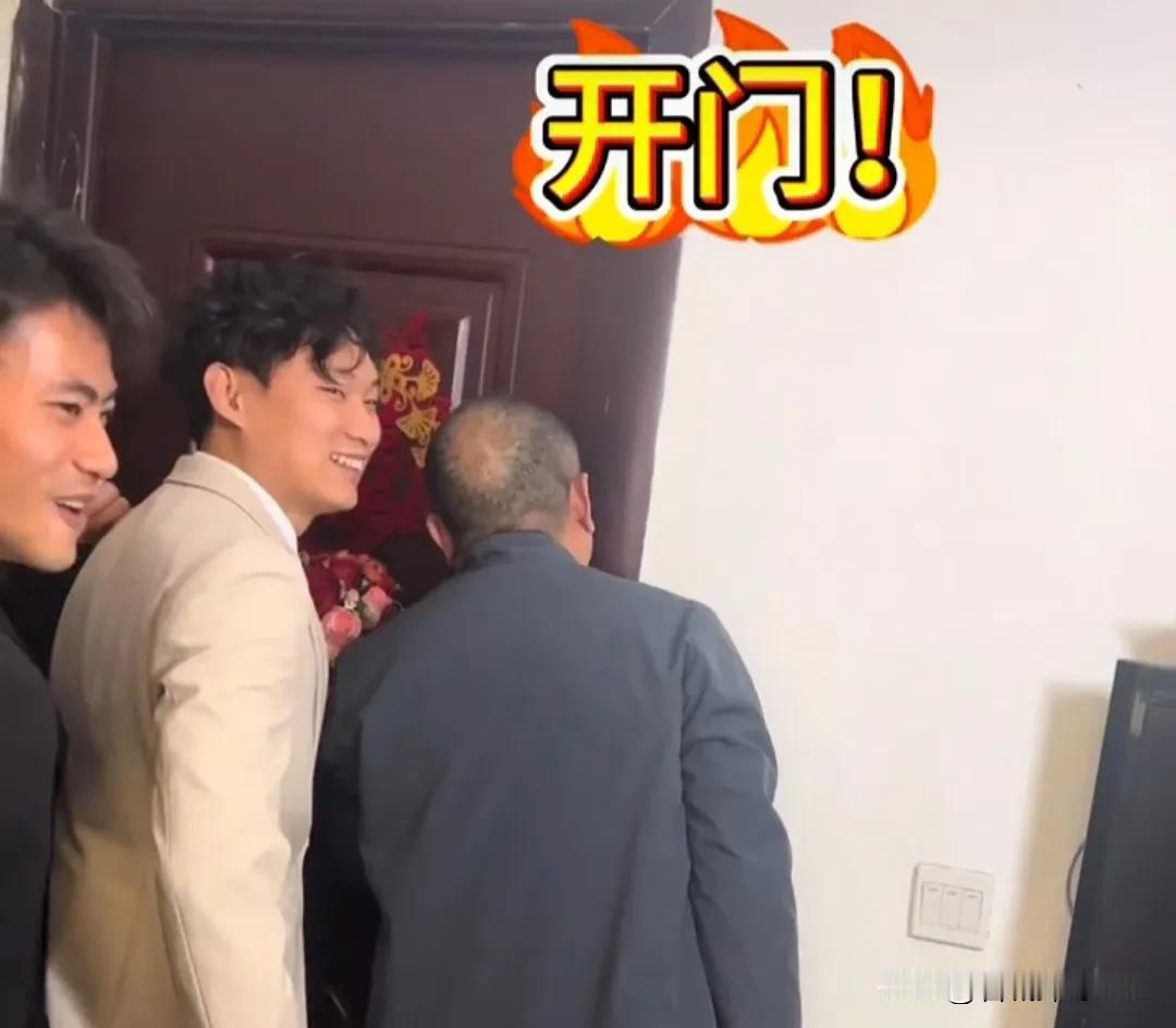江苏连云港，新郎前去迎亲，到了贴着大红喜字的门口时，他惊讶地发现，门口仅站着小舅