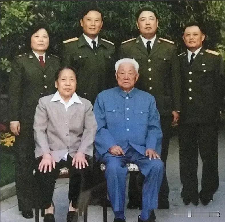 奇怪的八七式军服。偶尔网上看到一张照片，应该是开国将军黄新廷的全家福，可见子女都