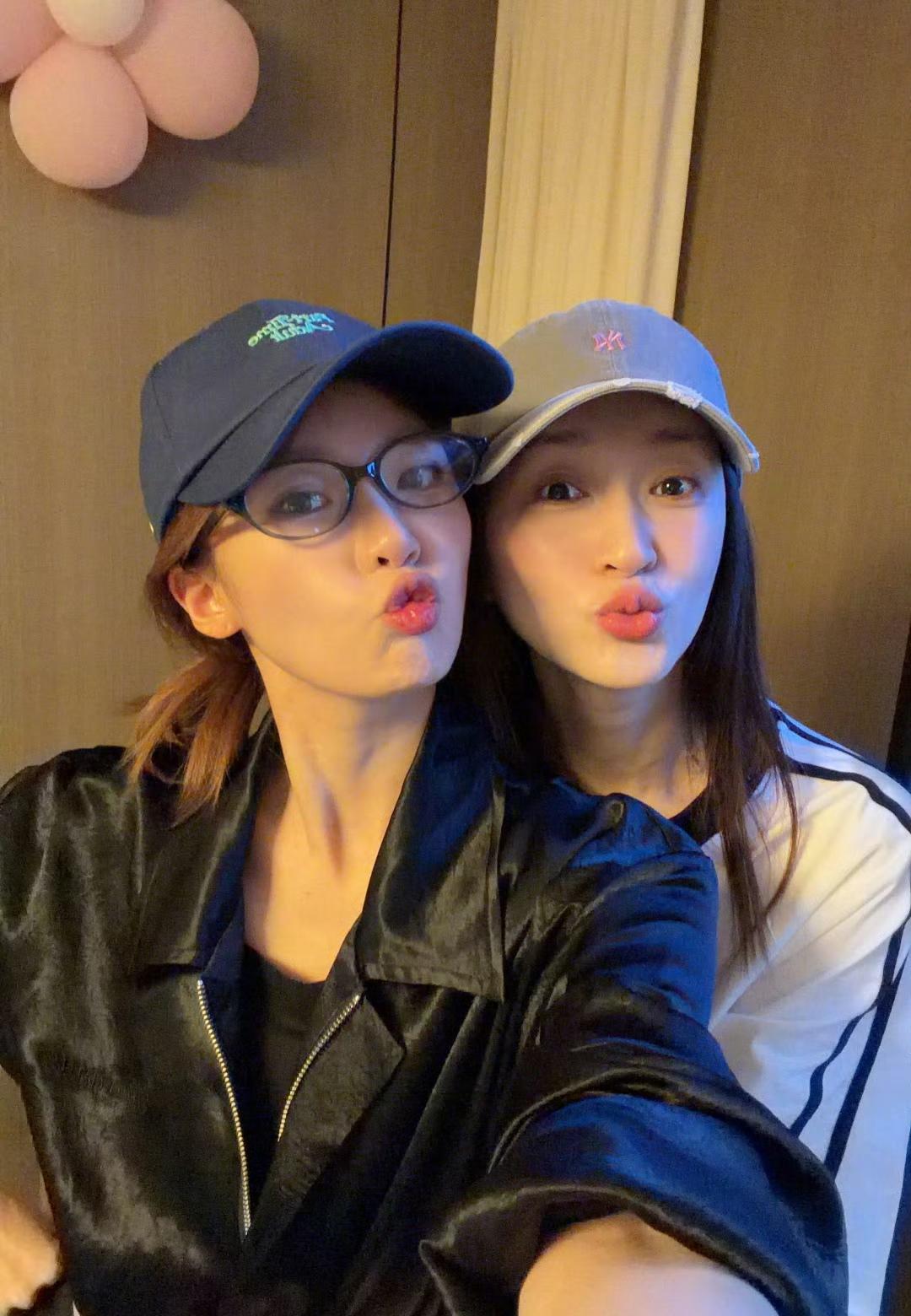 李小冉晒合照合照中的那个美女是谁呀感觉比李小冉更美两人嘟着嘴好可爱啊呵呵