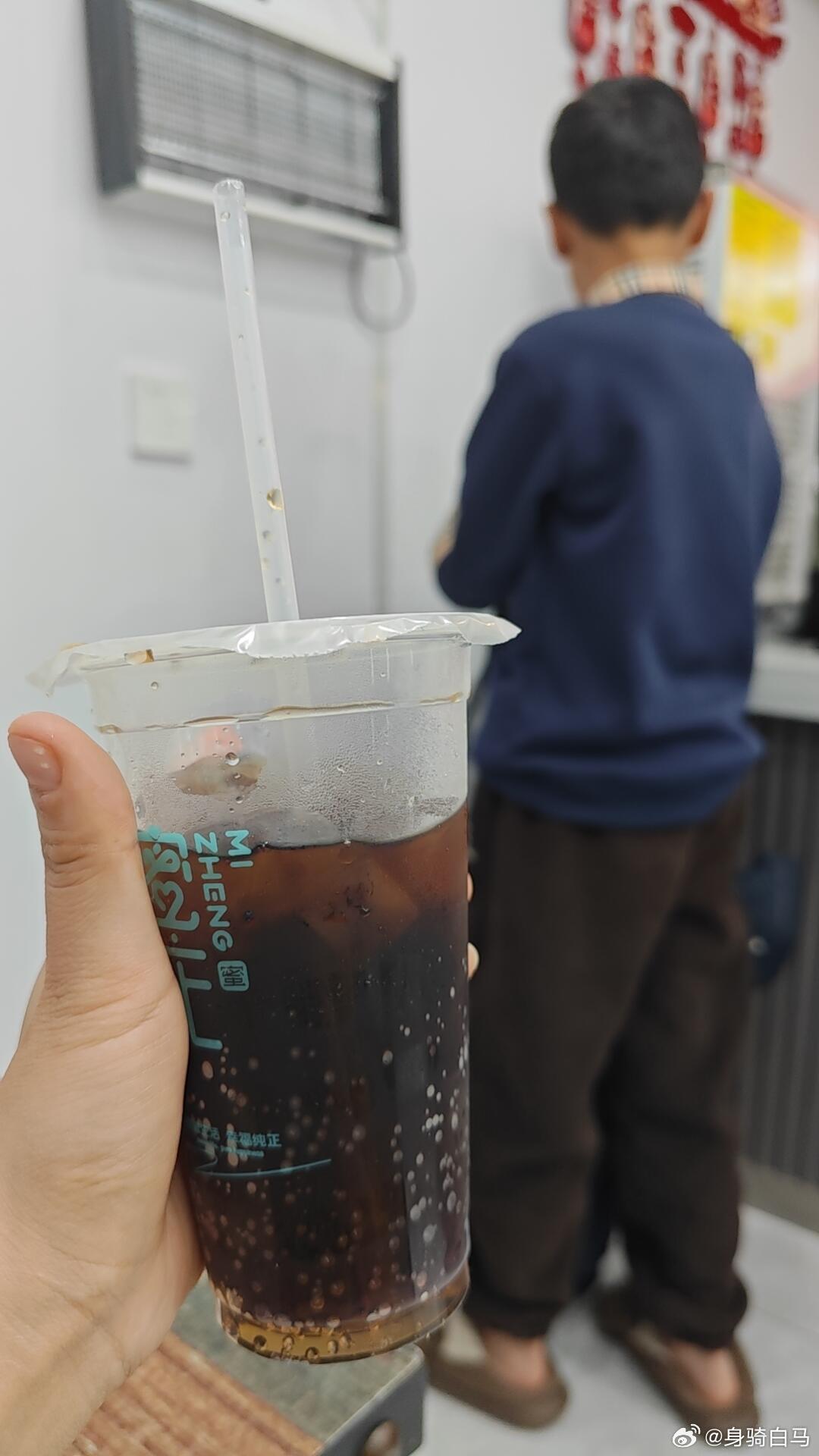 感觉自己很像家暴之后又跪求原谅的渣男...男子借钱凑彩礼结婚后1个月被家暴