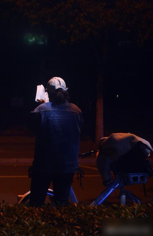 我同学的舅舅，追了一个女的，谈了10多年了，那个女的就是不结婚，说什么不婚主义者