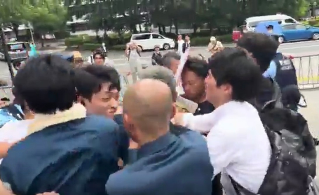🔻网友分享：一个反华废物今天在鬼厕门口举中文标语。🔻一群日本右翼因为看不懂标