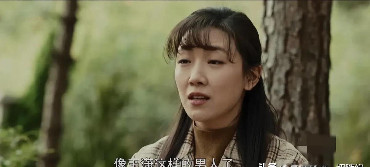 盛雪竹没逃，也没扛，她就那么站着，眼睁睁看着日子一寸寸烂在手里。她不是不爱，是