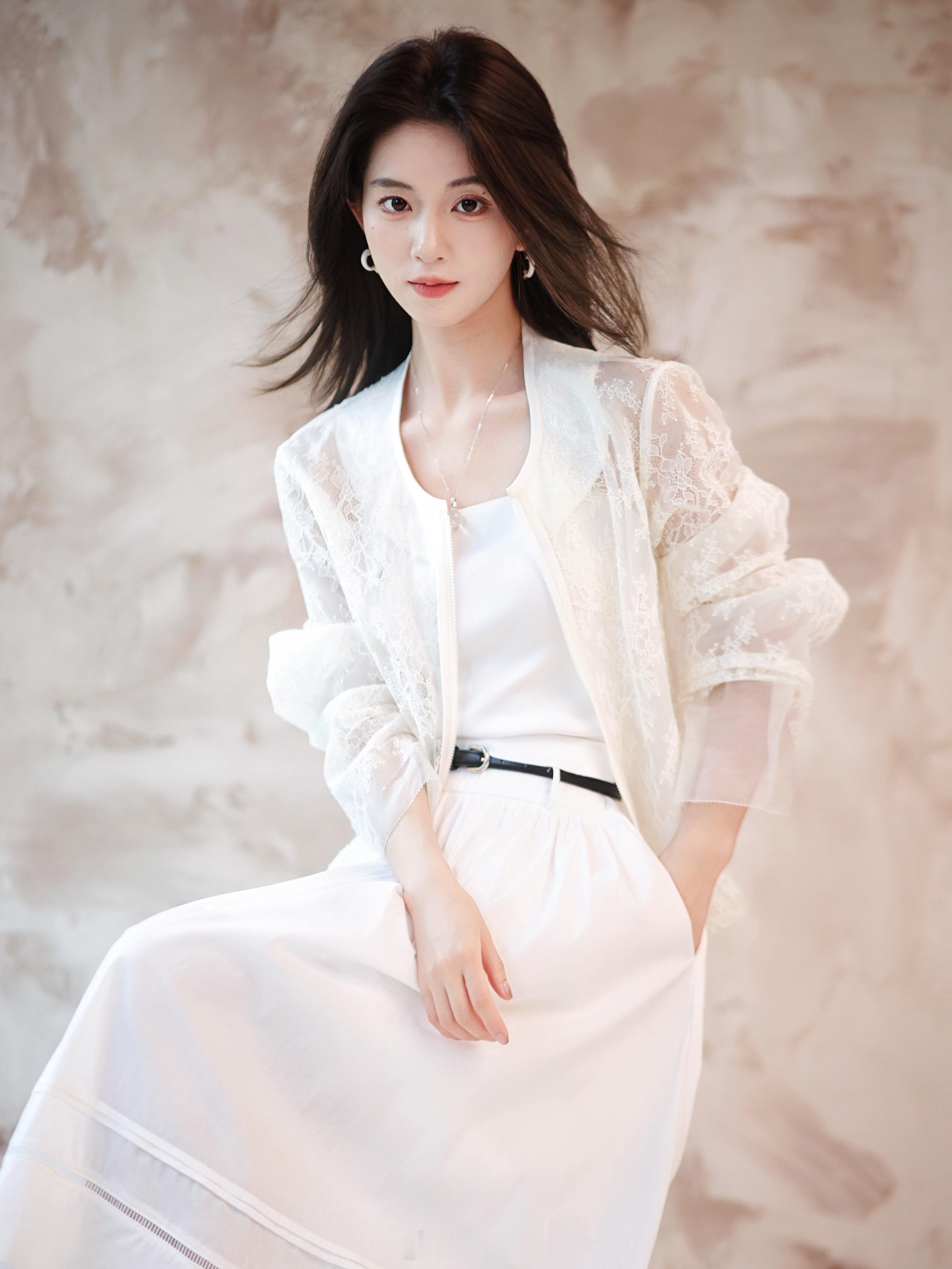 休闲与精致并存啊！！100真丝蕾丝外套特重工上身又清清凉凉喜欢的今晚快去播播