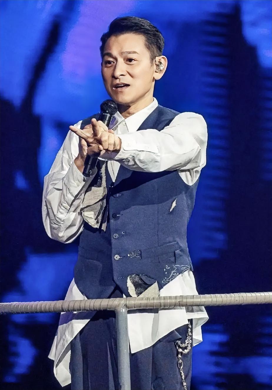 很多人泣不成声了！大几千一场的演唱会，刘德华居然白送！9月25日，全球歌迷通