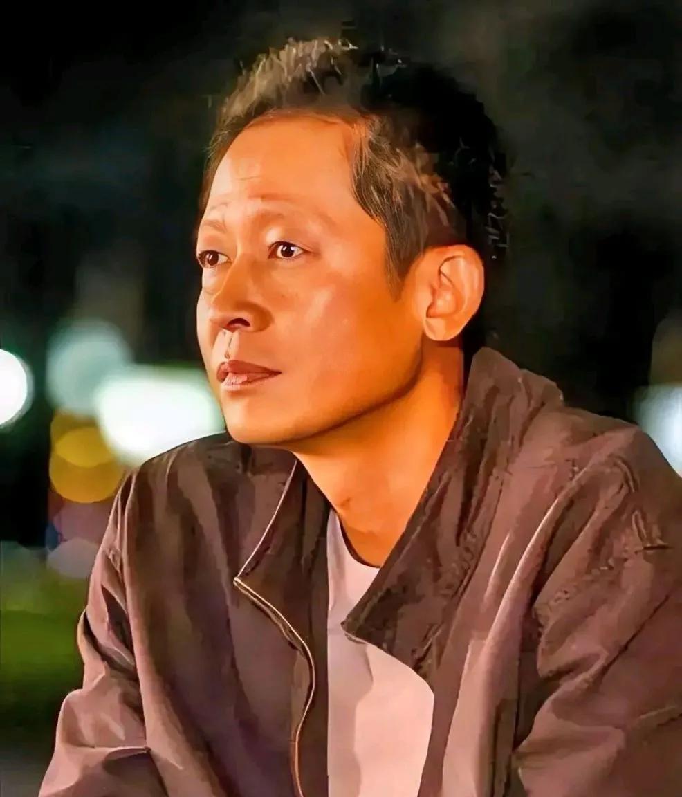 王志文曾说：“和周围人搞好关系的秘诀，就是不分享喜悦，不炫耀成功，不说三道四，不