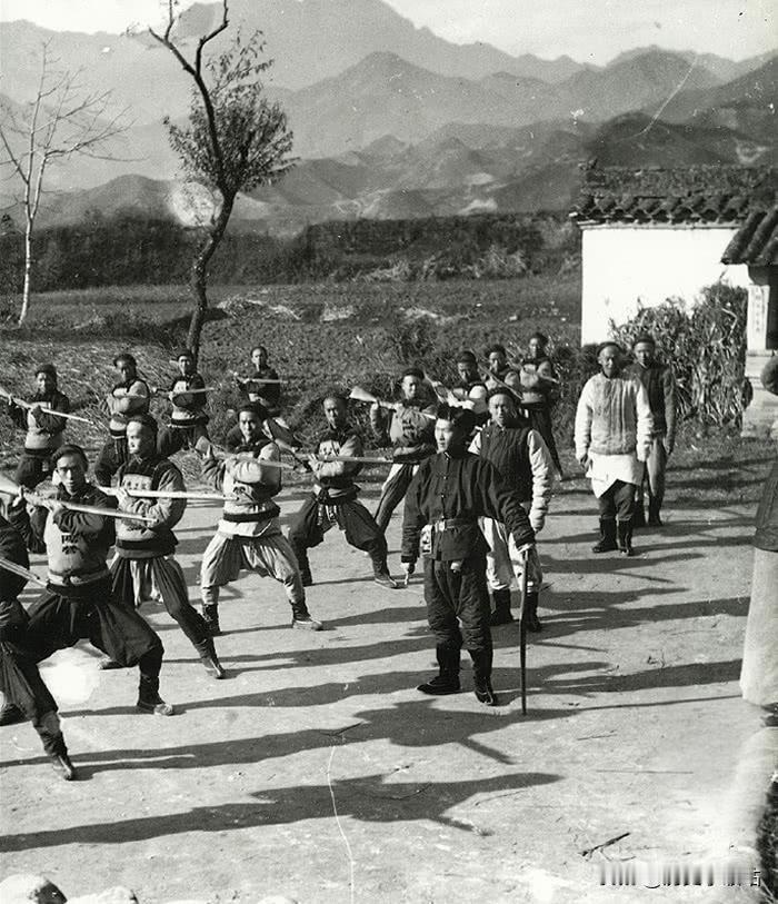 画面中的绿营兵身处19世纪末，此时距绿营初创已逾200年。绿营自康熙朝平定三藩后