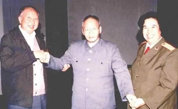 上个世纪90年代，华国锋与毛岸青、邵华夫妇的合影，只见华国锋搀扶着毛岸青，邵华站