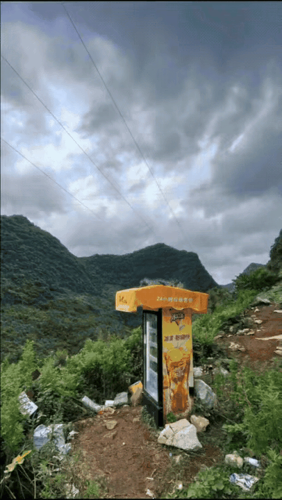 “彻底解释不清了！”男子爬山爬得又热又渴，眼前突然冒出来个装满饮料的冰箱，他还以