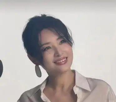素材：周涛﻿这回领﻿口‎开得也太低了，这谁扛得住啊？