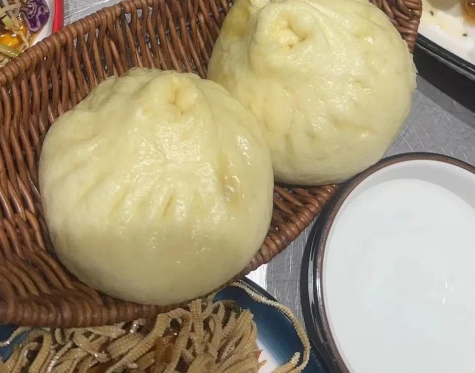 #我的早餐日记#两个大酸菜包，凉拌豆皮，一碗豆浆
