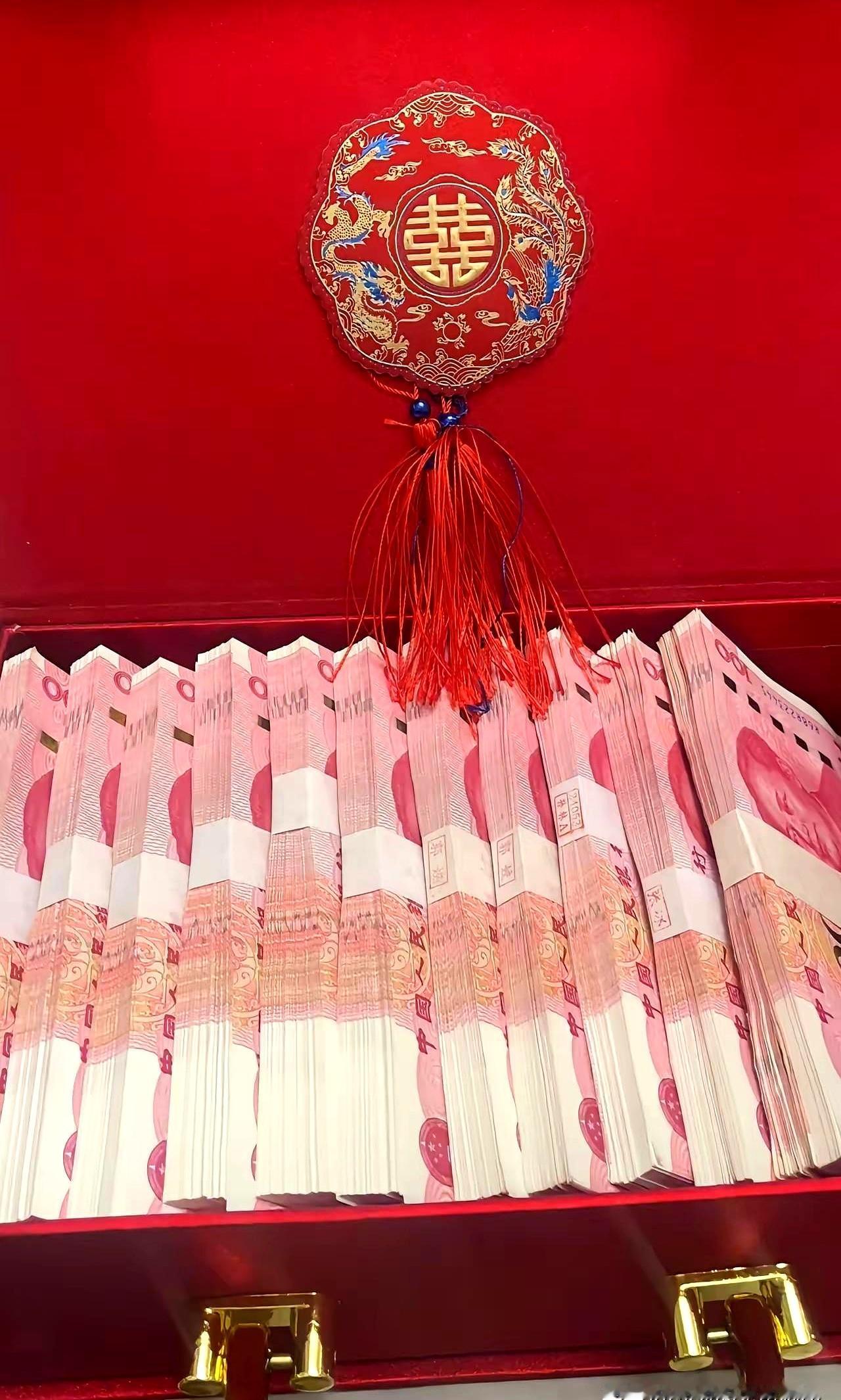 姑娘婚前一天，娘家突然把8万5彩礼往男方家送回去，这事一下就把两家人整僵了。说