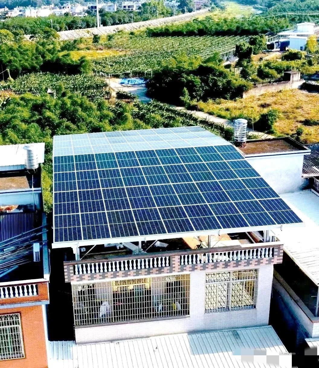 大爷家没忍住跟风，全村都装了光伏发电板，一块650元，我大爷家安了80块，一下到