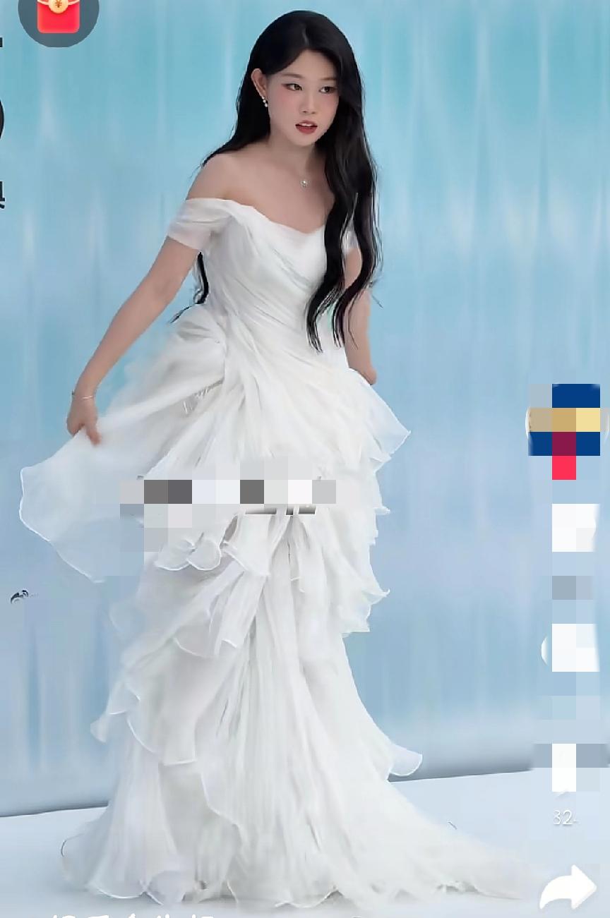 现在被打脸了吧这就是东北甜妹吧沈佳润白色薄纱长裙亮相红毯，这状态绝了！