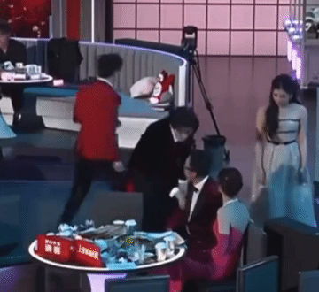 沈梦辰也是见过世面的，看了张凌赫居然都能那么夸张，被帅到身子后仰掐人中可还行？张