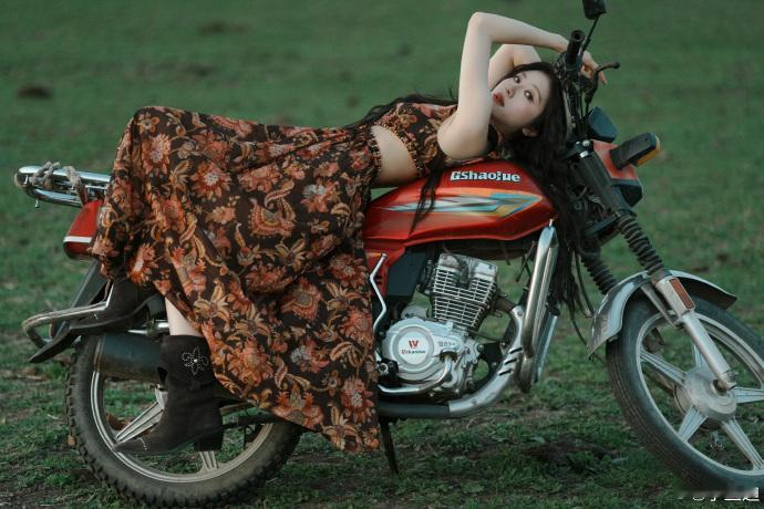 李兰迪李兰迪摩托大片李兰迪摩托后座我来坐平时看李兰迪都是甜甜软软的，结果这组草