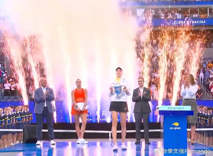 莱巴金娜首夺美网冠军莱巴金娜美网冠军莱巴金娜！！！捧起美网女单冠军奖杯+那张