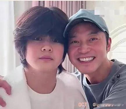 4月20日，网友在北京合生汇偶遇沙溢胡可14岁的大儿子安吉。他身穿迷彩上衣、黑中