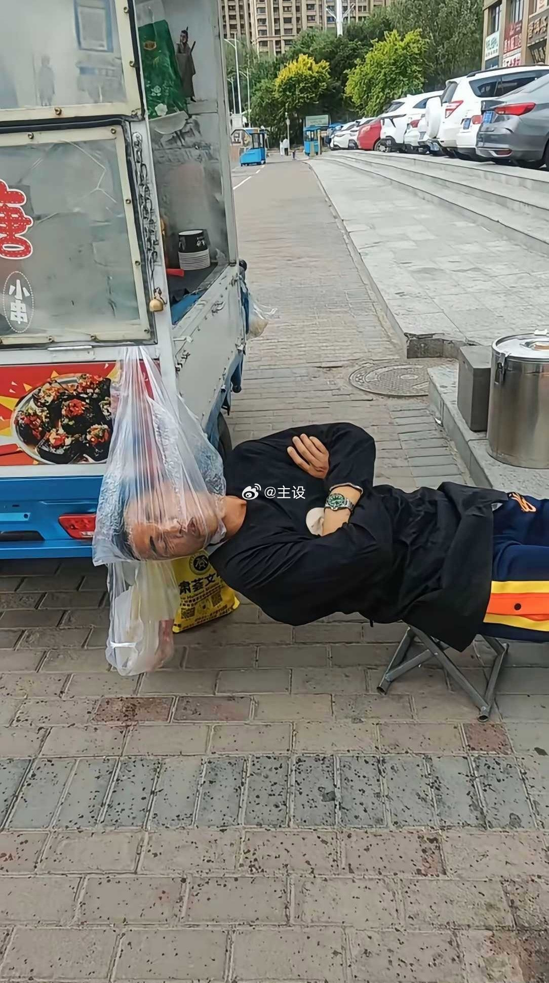 真是太有才了，一根小凳子一个塑料袋就把床替代了！