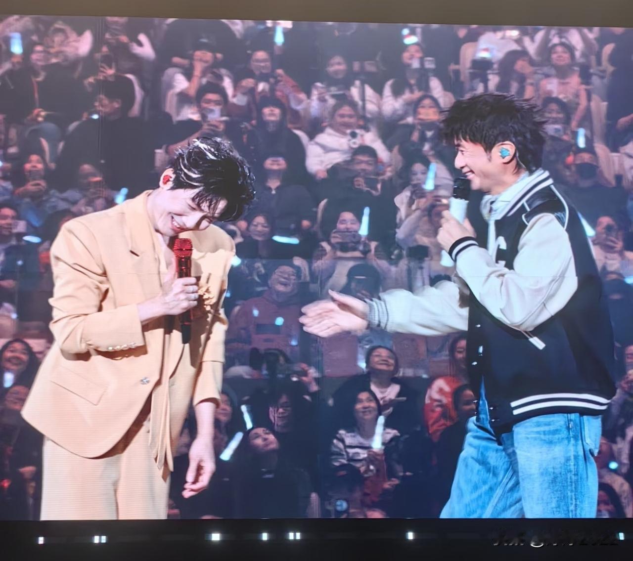 陈楚生请香港歌手做嘉宾有唱2遍魔咒，今晚和古巨基合唱《当年情》，仿佛看到了