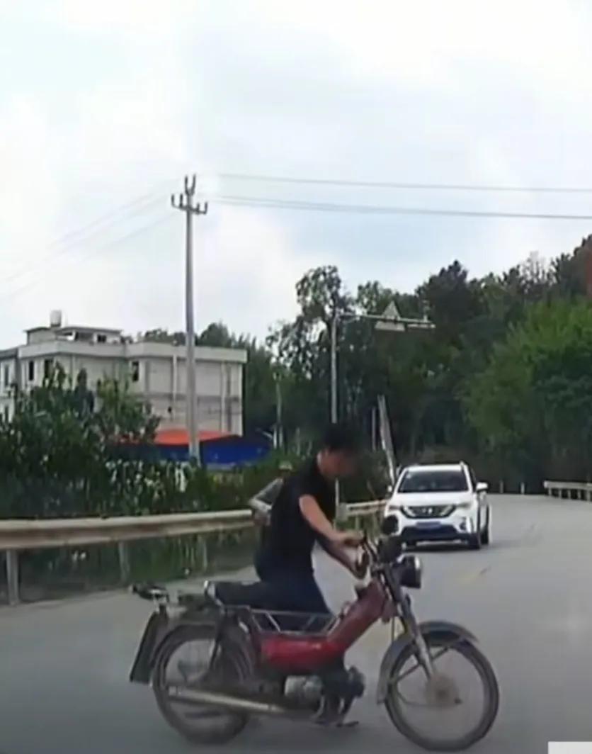 大爷摔倒在路中间，小伙好心扶他，但是老人却说，是小伙把他撞倒的，路人看到后，纷纷