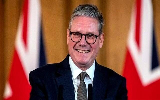 英国首相急了，是真的急了。空客天津总装线的第三架A320neo刚下线，驾驶舱