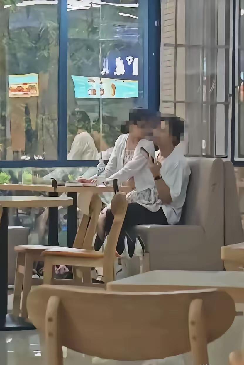 公众场合，情侣做这种行为！好奇男的是怎么劝的女生？还是女生太过于主动？一直很