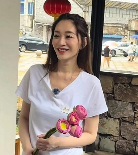 50岁的李小冉这素颜状态怎么样？