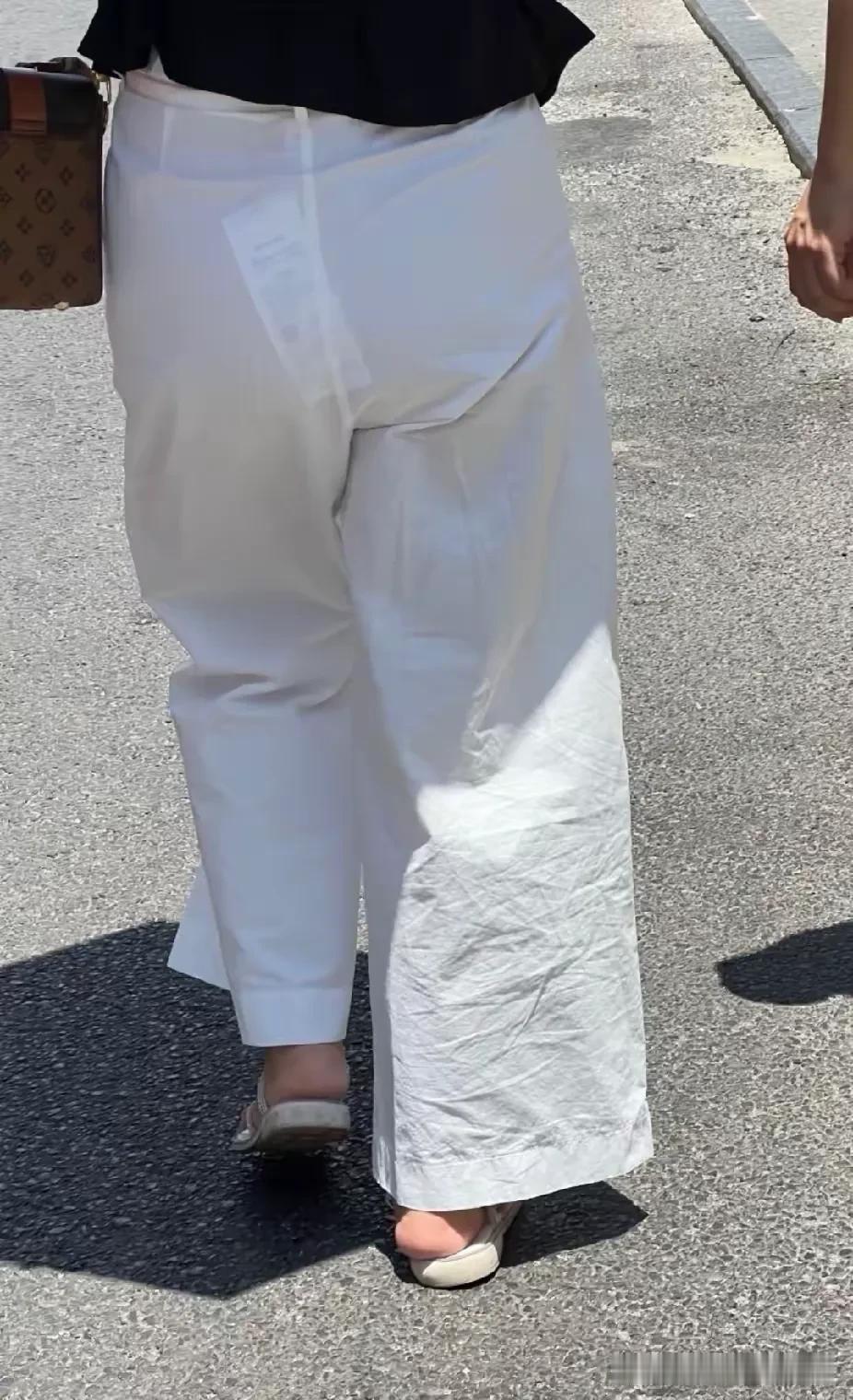 要不要给她提个醒，裤子里面的吊牌还没剪掉？