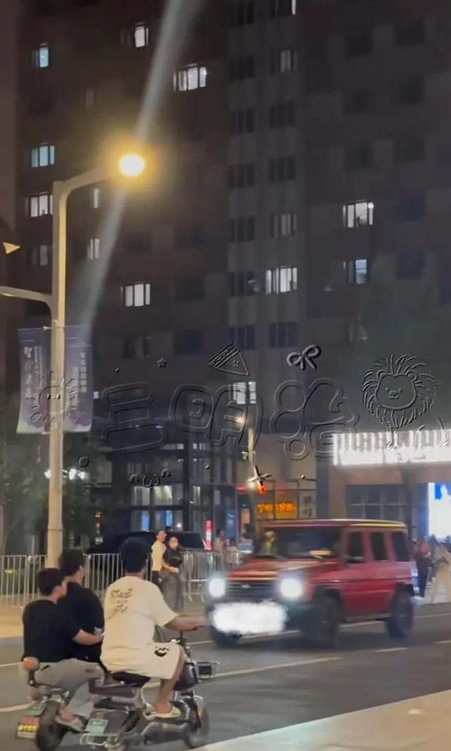 离得近就是好啊！还能随时去[捂脸哭]真是难为楚钦了！为了辟谣，所有的车驾驶座和副