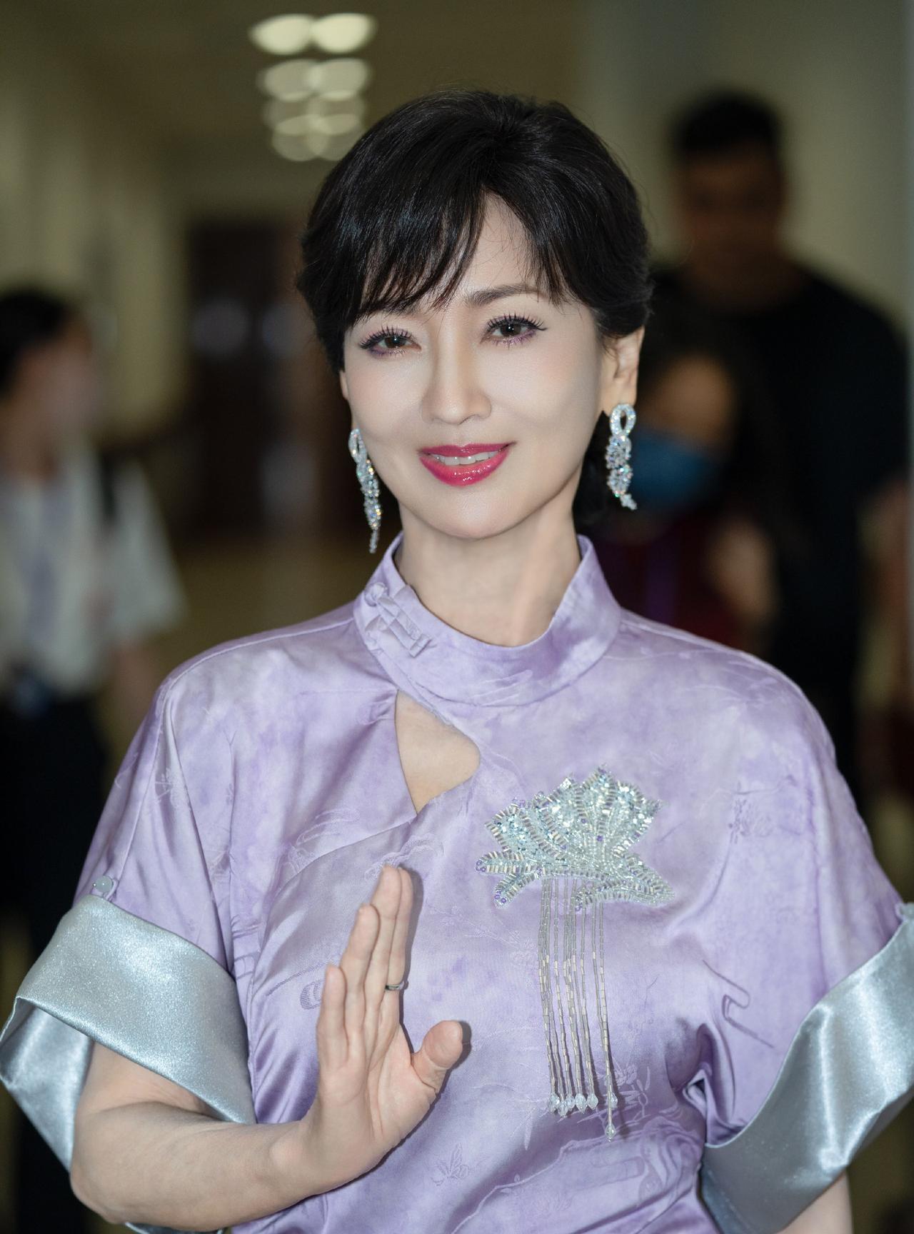 事实证明真诚有用不信你看，赵雅芝手写信回复每位粉丝，并且一坚持就是几十年，读过