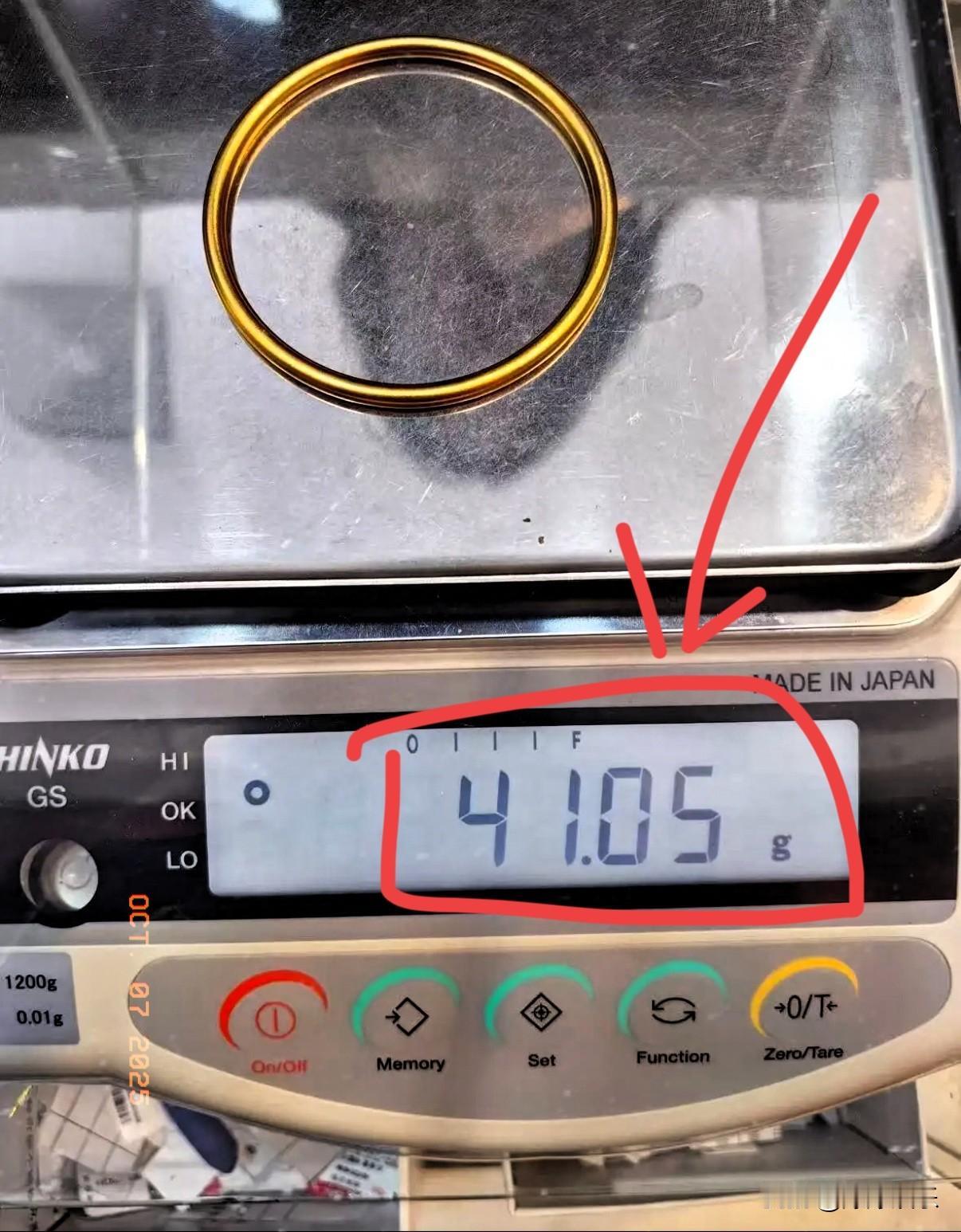 就在今天上午，我妈真把压箱底的金镯子给卖了，整整41克，最后到手三万五，这