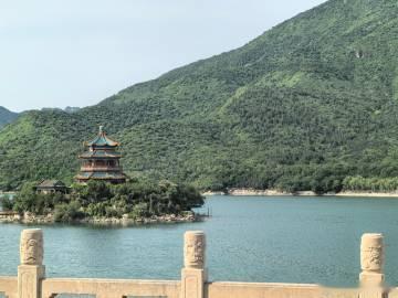 唐诗：古风五十九首·其十九～李白  西上莲花山，迢迢见明星。素手把芙蓉...